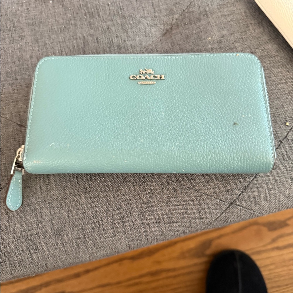 COACH Pebbled Leather Zip Around Wallet in Light USED READ DESCRIPTION